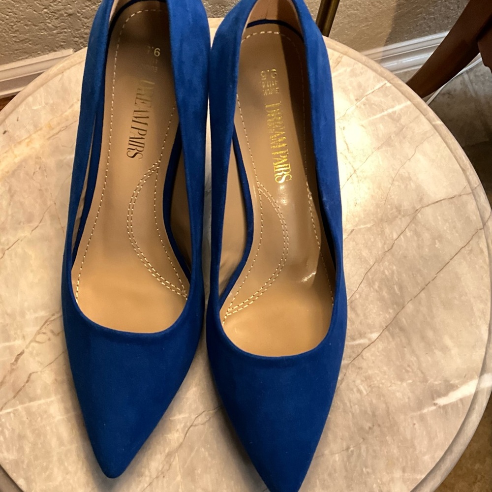 NWOT SIZE 9.5 DREAM PAIRS